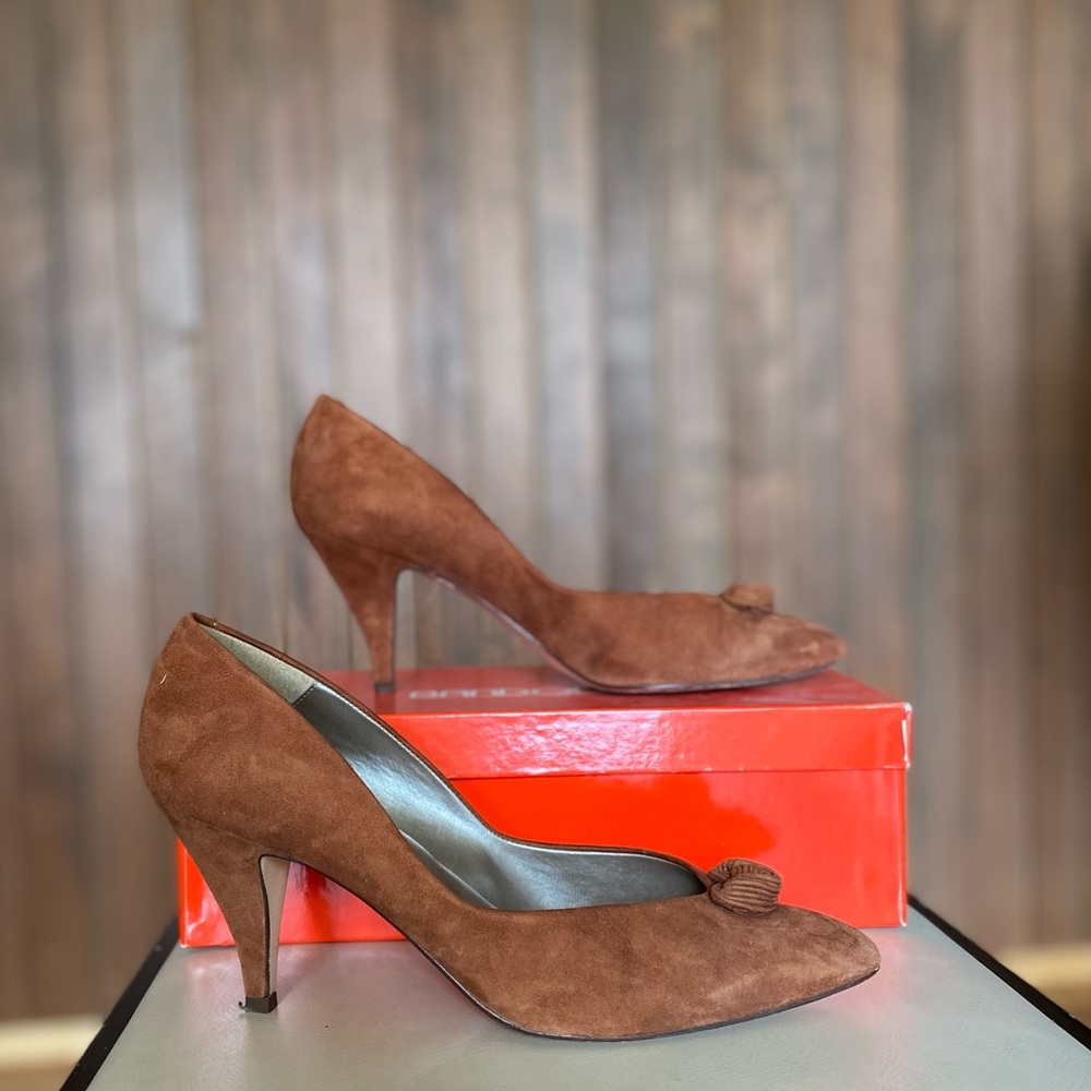 Vintage Bandolino Brown Suede Pumps